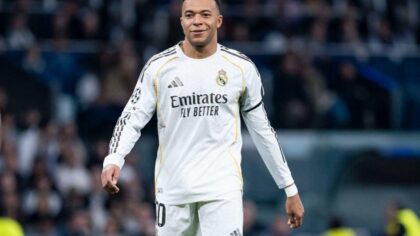 Tốc độ và khả năng rê bóng của Mbappe khiến hậu vệ khiếp sợ.